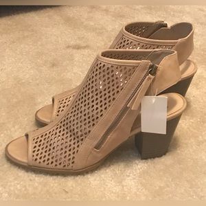 Tan Mesh Design Peep Toe Sandals, Size 11